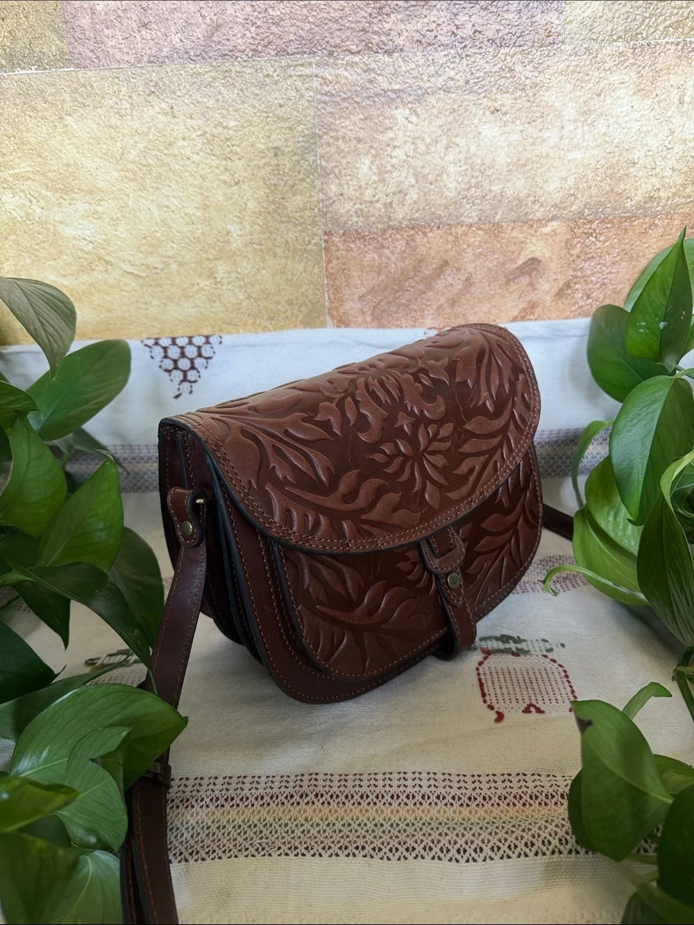 NEW Gianni Conti Italian Leather Embossed Floral Compartment Crossbody Saddle